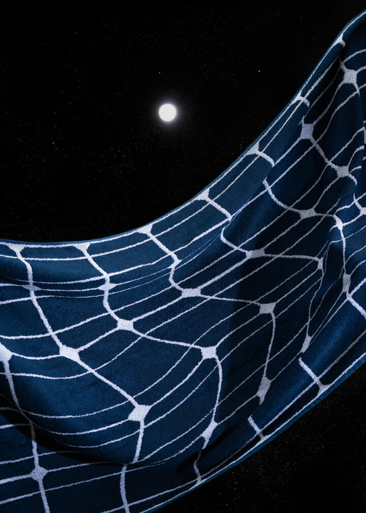 solar panel towel made by Johanna Pichlbauer interpreted by Marlene Mautner